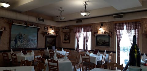 Restaurant/places to eat, Banquet/Function facilities