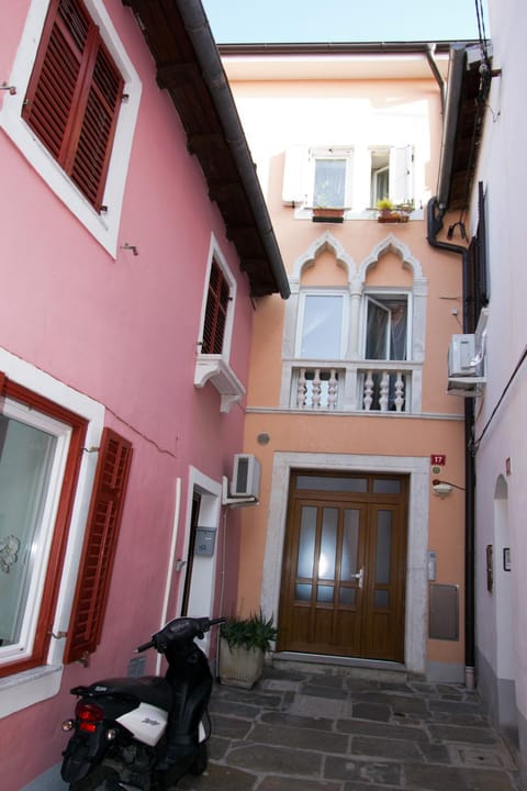 Facade/entrance