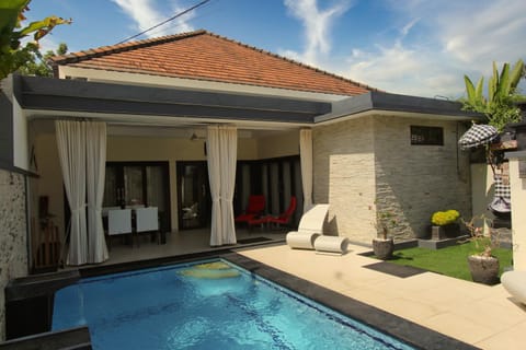 Property building, Day, Pool view, Swimming pool