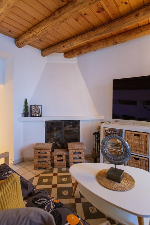 Communal lounge/ TV room, Living room, fireplace