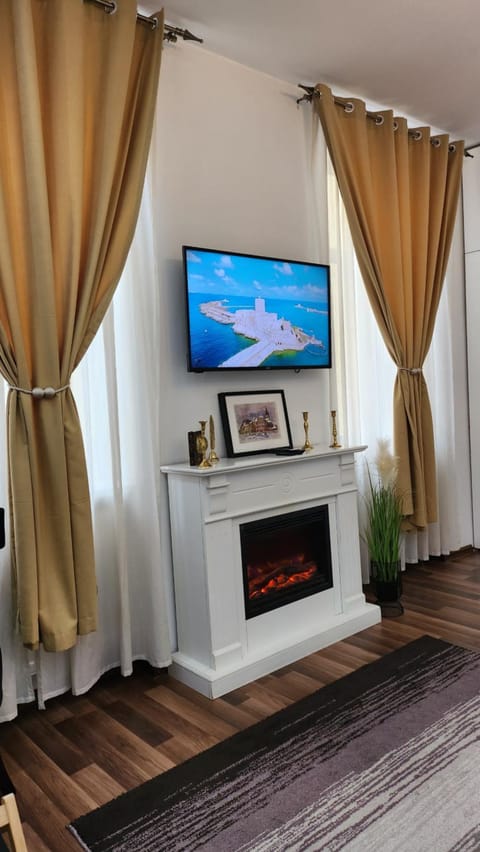 Communal lounge/ TV room, TV and multimedia, flat iron