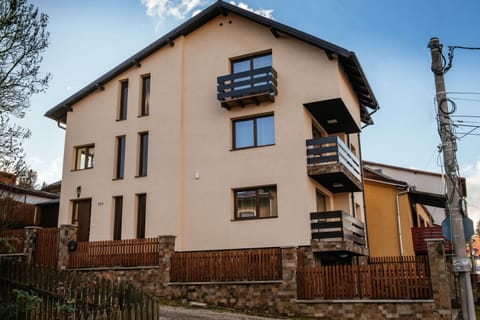 Communal lounge/ TV room, Facade/entrance, BBQ facilities, Garden, Balcony/Terrace, Lobby or reception, Communal kitchen