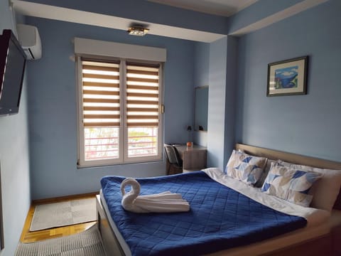 Bed, TV and multimedia, Photo of the whole room, Bedroom, towels, air conditioner