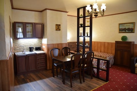 Kitchen or kitchenette, Dining area