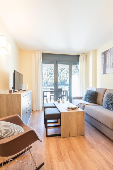 Kitchen or kitchenette, Seating area, Dining area