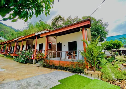 Property building, Patio, Facade/entrance, Garden