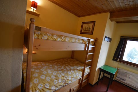 Bed, Photo of the whole room, Bedroom, bunk bed