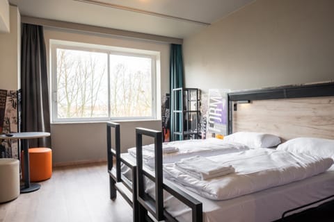 Bed, Bedroom, towels