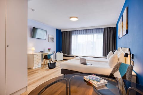 Bed, TV and multimedia, Living room, Photo of the whole room, Bedroom