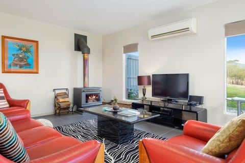 Communal lounge/ TV room, Living room, Garden view, Sea view