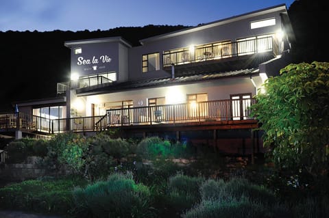 Property building, Patio, Facade/entrance, Garden, Balcony/Terrace, Area and facilities