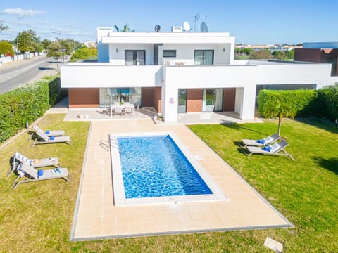Property building, Patio, Day, Garden, Garden view, Pool view, Swimming pool, sunbed