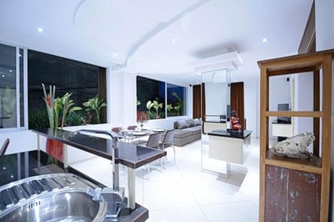 Kitchen or kitchenette, Living room, Seating area, Dining area
