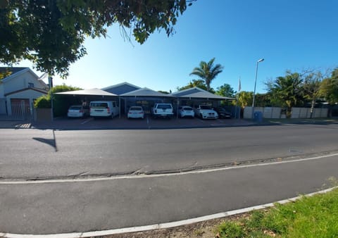 Property building, Day, Neighbourhood, Location, Parking