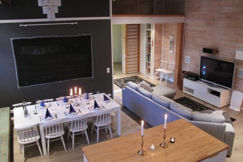 Communal lounge/ TV room, TV and multimedia, Kitchen or kitchenette, Living room, Seating area, Dining area, Evening entertainment