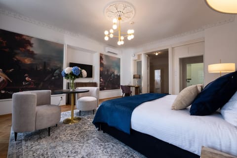 Bed, TV and multimedia, Photo of the whole room, Seating area, Bedroom