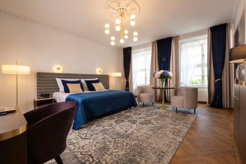 Bed, Photo of the whole room, Seating area, Bedroom