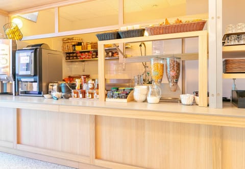 Breakfast, Breakfast, Continental breakfast, Continental breakfast