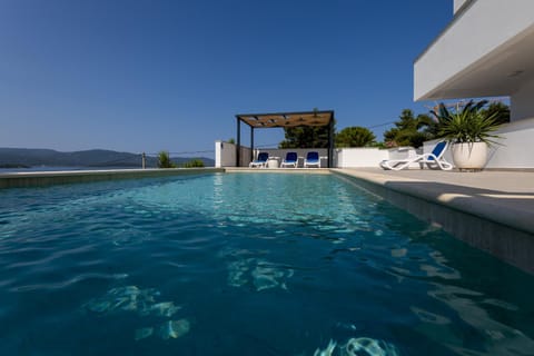 Day, Natural landscape, Mountain view, Pool view, Swimming pool, sunbed