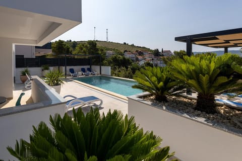 Day, Natural landscape, Pool view, Swimming pool, sunbed