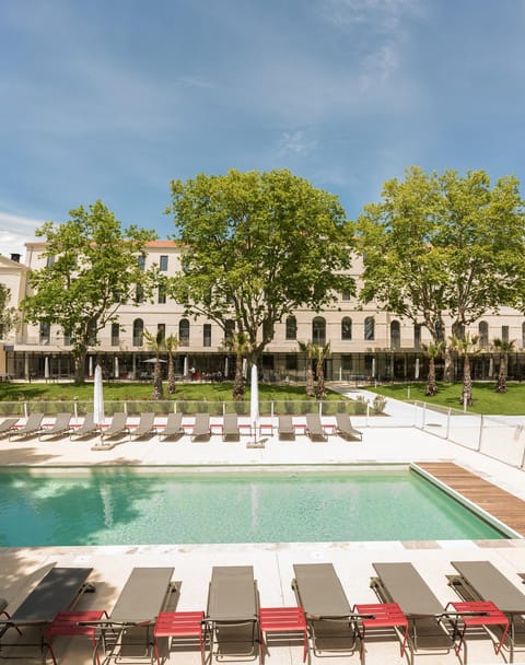 Property building, Day, Swimming pool, sunbed