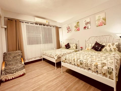 Bed, Photo of the whole room, Seating area, Bedroom