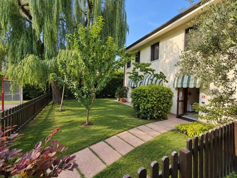Property building, Spring, Day, Garden