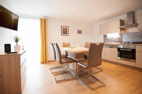 Kitchen or kitchenette, Seating area, Dining area