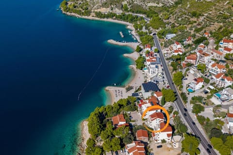 Property building, Neighbourhood, Beach, Area and facilities