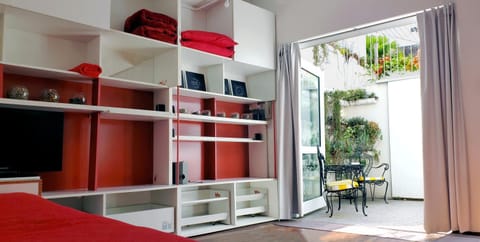Patio, Patio, Facade/entrance, Bed, Garden, Garden, TV and multimedia, Photo of the whole room, Decorative detail, Bedroom, Garden view, Garden view, towels