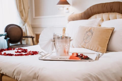 Bed, Other, Decorative detail, Alcoholic drinks