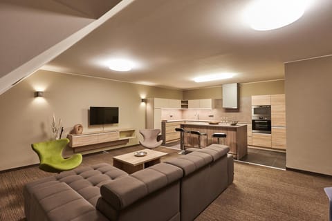 TV and multimedia, Kitchen or kitchenette, Living room, Food and drinks, Seating area, Dining area
