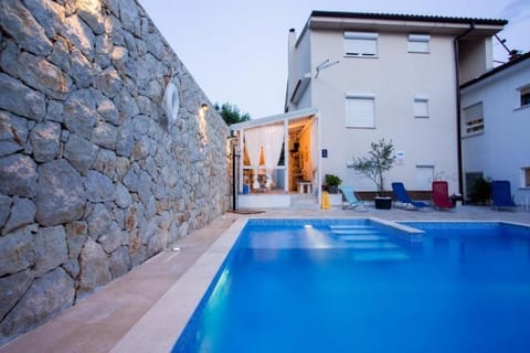 Property building, Day, Summer, Decorative detail, On site, Pool view, Swimming pool, Swimming pool