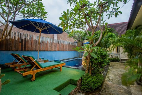 Property building, Swimming pool, sunbed