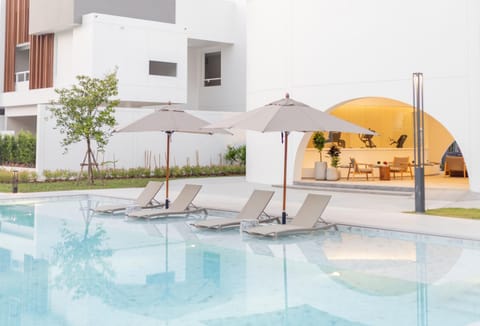 Property building, Patio, Day, Pool view, Swimming pool, sunbed