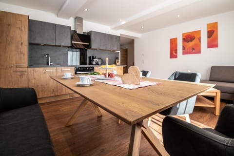 Kitchen or kitchenette, Dining area, Communal kitchen