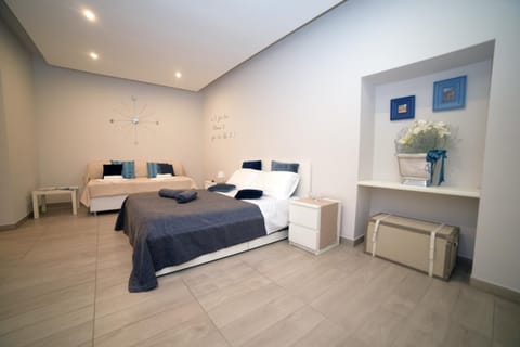 Bed, People, TV and multimedia, Balcony/Terrace, Living room, Photo of the whole room, Decorative detail, Seating area, Bedroom, City view, Family