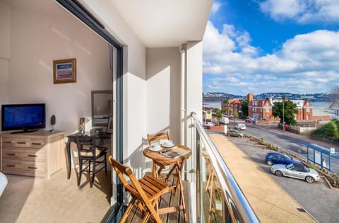 View (from property/room), Balcony/Terrace, Seating area, Street view, Location, Parking