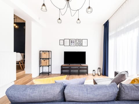 Communal lounge/ TV room, TV and multimedia, Living room, Decorative detail, Seating area