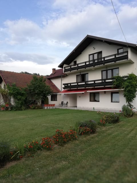 Property building, Patio, Spring, Garden, Balcony/Terrace, On site, Area and facilities