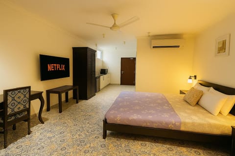 Bed, TV and multimedia, Photo of the whole room