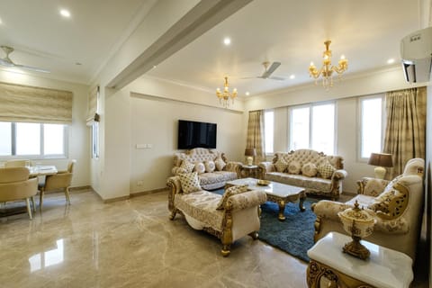 Communal lounge/ TV room, Living room, Seating area, fireplace, air conditioner