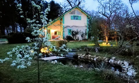 Property building, Facade/entrance, Spring, Natural landscape, Garden, On site, Garden view