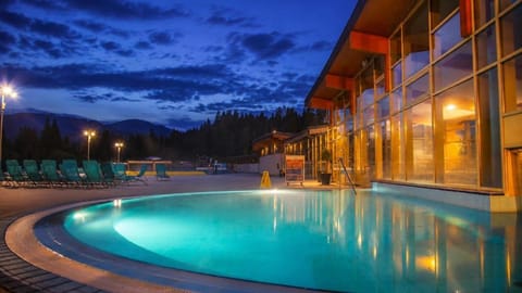 Night, Evening entertainment, Swimming pool