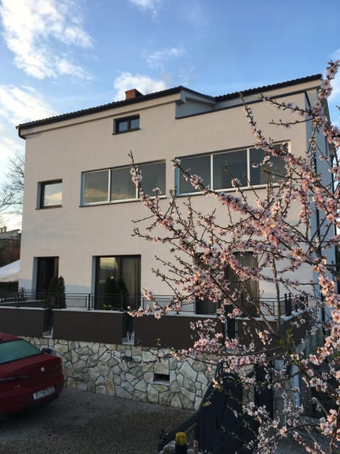 Facade/entrance, Spring, Balcony/Terrace, On site