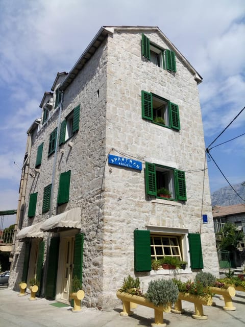 Facade/entrance, Garden, City view, Street view, Family