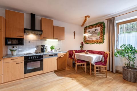 Kitchen or kitchenette, Dining area, stove