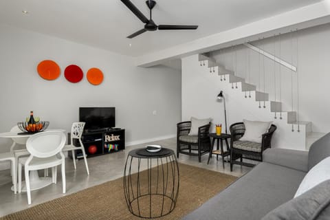 TV and multimedia, Living room, Seating area, Dining area