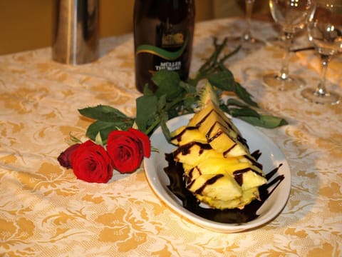 Restaurant/places to eat, Food close-up, Lounge or bar