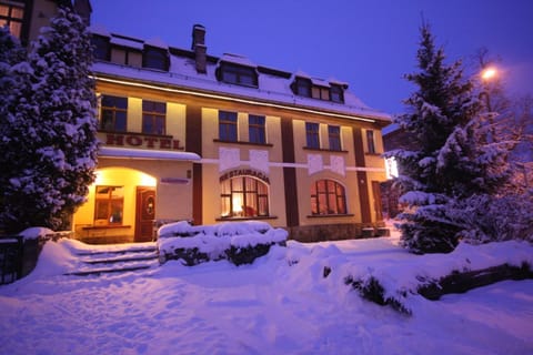 Property building, Staff, Facade/entrance, Spring, Off site, People, Property logo or sign, Natural landscape, Winter, Summer, Skiing, Floor plan, Hiking, Cycling, Autumn, On site, Guests, Area and facilities, Area and facilities, Sports, Location, group of guests, Family